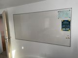 un tableau blanc accroché au mur d'une pièce