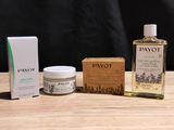 une bouteille de Payot, une boîte de savon et une autre boîte de savon posées sur une table