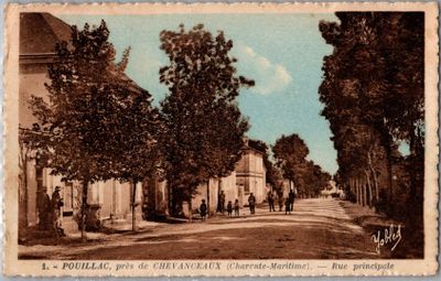 une vieille photo d'une rue où des gens marchent