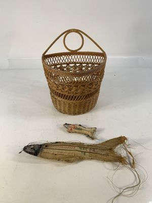 un panier et un poisson posés côte à côte sur le sol