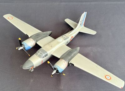 une maquette d'avion de chasse posée sur une table