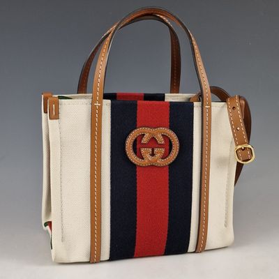 un gros plan sur un sac à main orné d'une rayure rouge, blanche et bleue