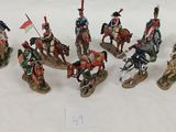 sept figurines représentant des hommes à cheval tenant des drapeaux