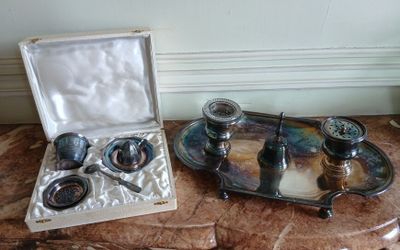 un plateau en argent avec deux bougies en argent, un plateau en argent avec deux bougies en argent, un plateau en argent avec deux bougies en argent et un plateau en argent avec une bougie en argent
