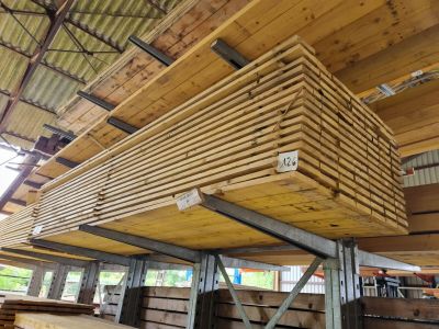 une grande pile de bois empilés les uns sur les autres dans un bâtiment