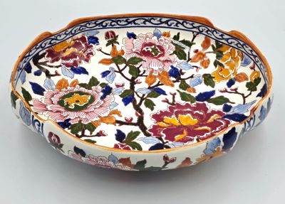 un bol orné d'un motif floral, posé sur une table