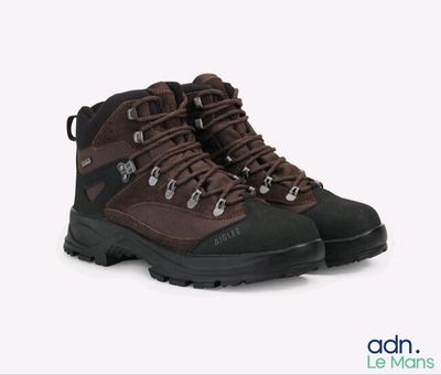 un gros plan sur une paire de chaussures de randonnée sur fond blanc