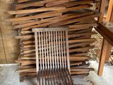 une chaise en bois posée devant un tas de bois