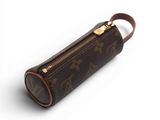 une valise Louis Vuitton munie d'une fermeture éclair sur le dessus