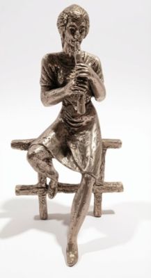 une statue en argent représentant un homme assis sur un banc