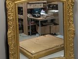 un miroir posé sur une table dans une pièce