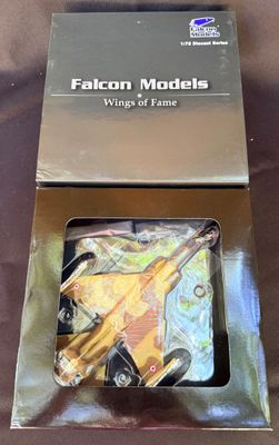 emballage d'une maquette de faucon dans une boîte posée sur une table