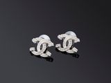 une paire de boucles d'oreilles en or blanc et diamants
