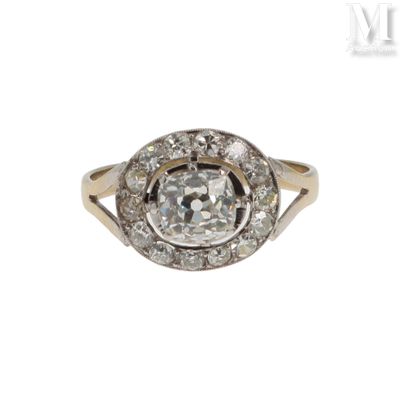 gros plan d'une bague en diamant sur fond blanc