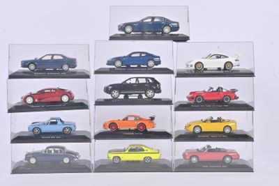 de nombreux modèles de voitures différents exposés dans une vitrine