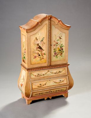 une armoire en bois décorée de fleurs et d'oiseaux peints