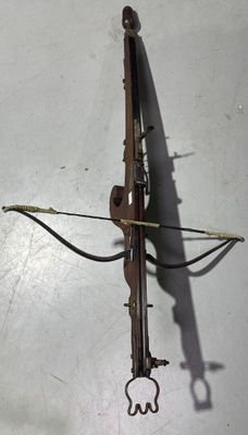 un arc et une flèche fixés à un mur