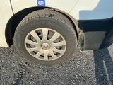 une voiture blanche avec un autocollant bleu sur le côté