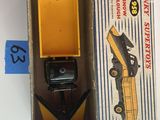une boîte contenant une petite voiture et un appareil photo