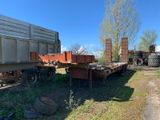 un gros camion garé à côté d'une remorque