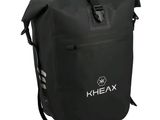 l'arrière d'un sac à dos noir orné du logo Kheaax