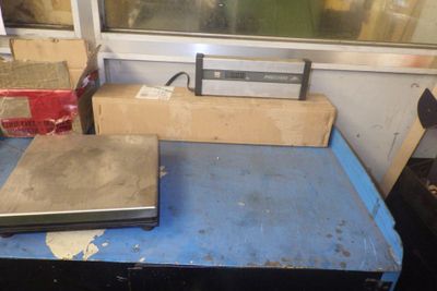 un ordinateur portable posé sur une table devant une fenêtre