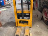 un chariot élévateur garé dans un garage