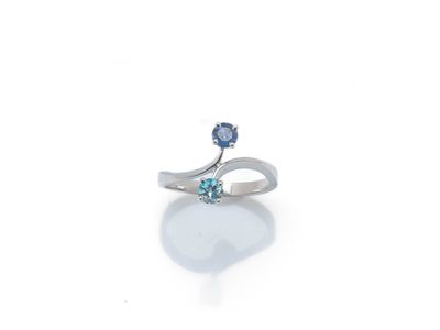 une image représentant une bague sertie d'une pierre bleue