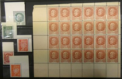 une photo d'une collection de timbres exposée dans une vitrine