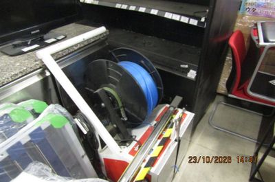 une image représentant une machine comportant de nombreux câbles