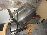 un grille-pain argenté posé sur un tas de vieilleries