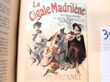 un livre ouvert sur lequel figure une femme