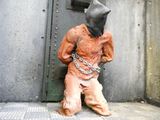 une statue représentant un homme avec une chaîne autour du cou