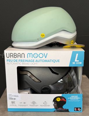 une image représentant une boîte sur laquelle est posé un casque