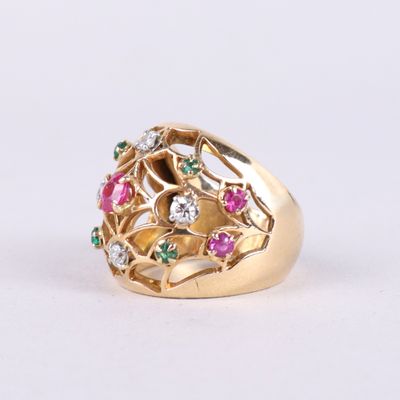 une image représentant une bague en or sertie de pierres roses, vertes et blanches