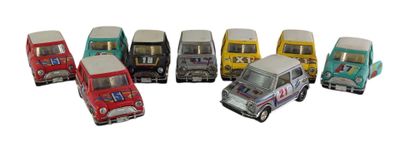 six petites voitures miniatures alignées en rang