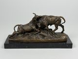 une image représentant une statue en bronze d'un taureau et d'une vache