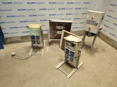 Deux machines se trouvent dans une pièce, avec un mur bleu derrière elles.