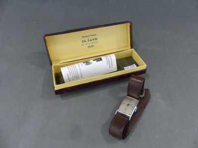 une boîte contenant une montre et une bouteille de vin