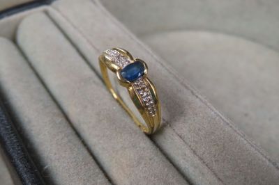 Bague en or jaune (750/1000e) ornée d'une pierre bleue TDD 5…