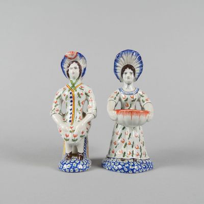paire de figurines en porcelaine représentant une femme et un homme tenant un éventail