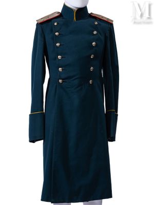 l'uniforme d'un homme en tenue militaire sur un mannequin