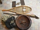 une raquette de tennis, un bol et d'autres objets posés sur le sol