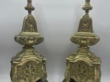 paire de bougeoirs anciens en laiton, ornés de sculptures élaborées