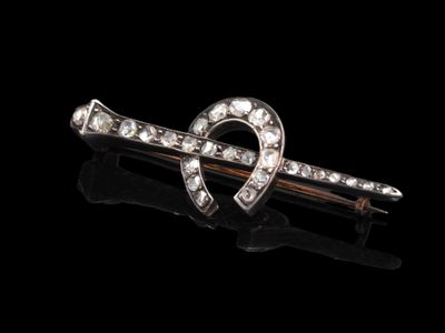 une broche en forme de cœur en diamant sur fond noir
