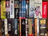 un grand nombre de dvd dans une boîte posée sur le sol