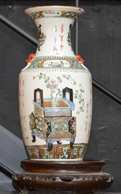 un vase posé sur un socle devant un mur