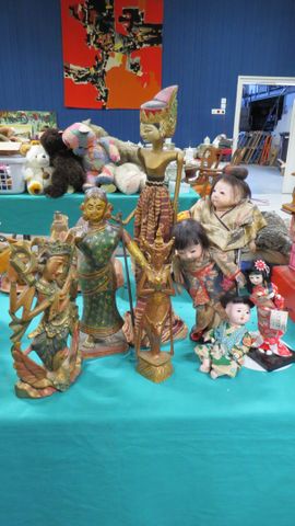 Asie : 3 statuettes en bois polychrome (une accidentée), une mari...