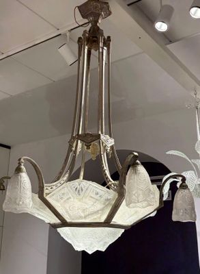 un lustre suspendu au plafond d'une pièce