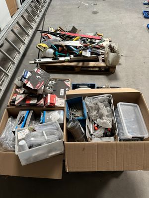 une boîte remplie d'objets hétéroclites posée sur le sol